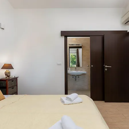 Vila Modern Luna With Pool And Bbq Near Rovinj