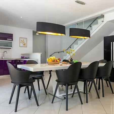Modern Luna With Pool And Bbq Near Rovinj Vila