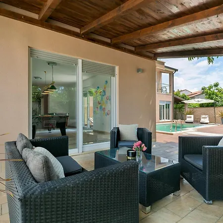 Modern Luna With Pool And Bbq Near Rovinj Vila
