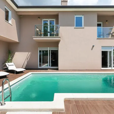 Modern Luna With Pool And Bbq Near Rovinj *